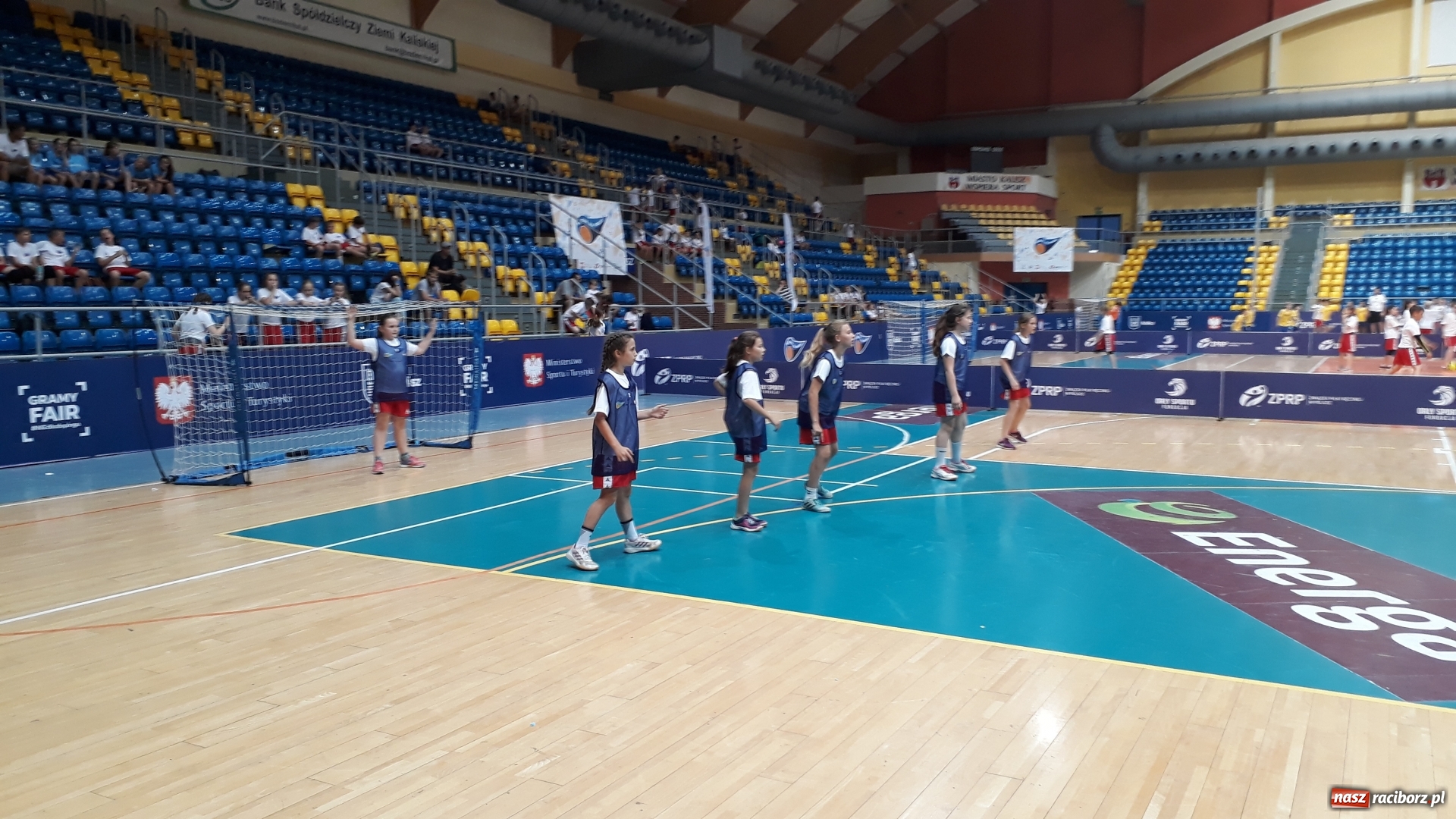 Zdjęcie w galerii na portalu naszraciborz.pl: Ręczna na Orliku. Dziewczęta z Pietrowic wicemistrzyniami Polski  wiadomości z regionu