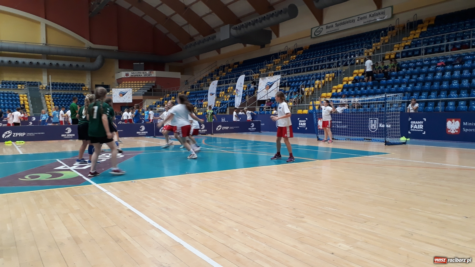 Zdjęcie w galerii na portalu naszraciborz.pl: Ręczna na Orliku. Dziewczęta z Pietrowic wicemistrzyniami Polski  wiadomości z regionu