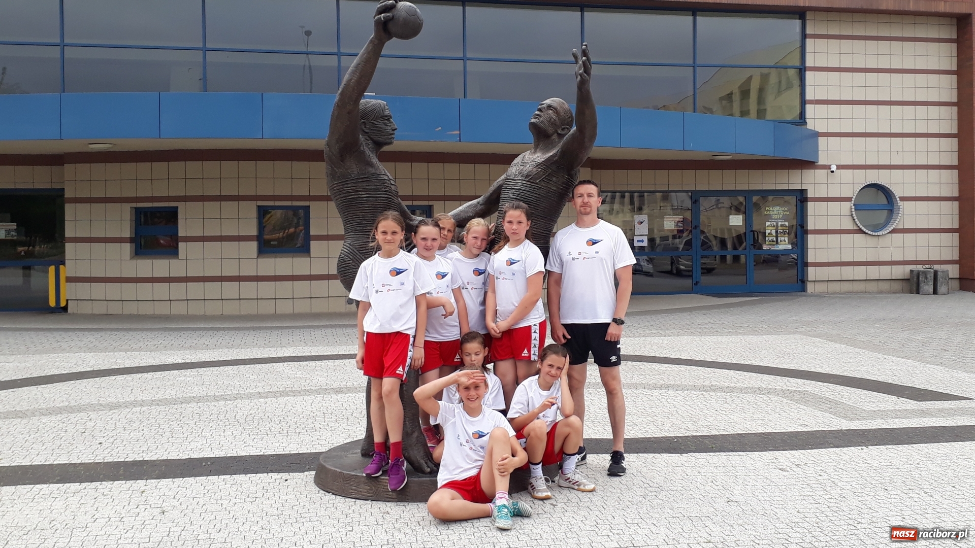 Zdjęcie w galerii na portalu naszraciborz.pl: Ręczna na Orliku. Dziewczęta z Pietrowic wicemistrzyniami Polski  wiadomości z regionu
