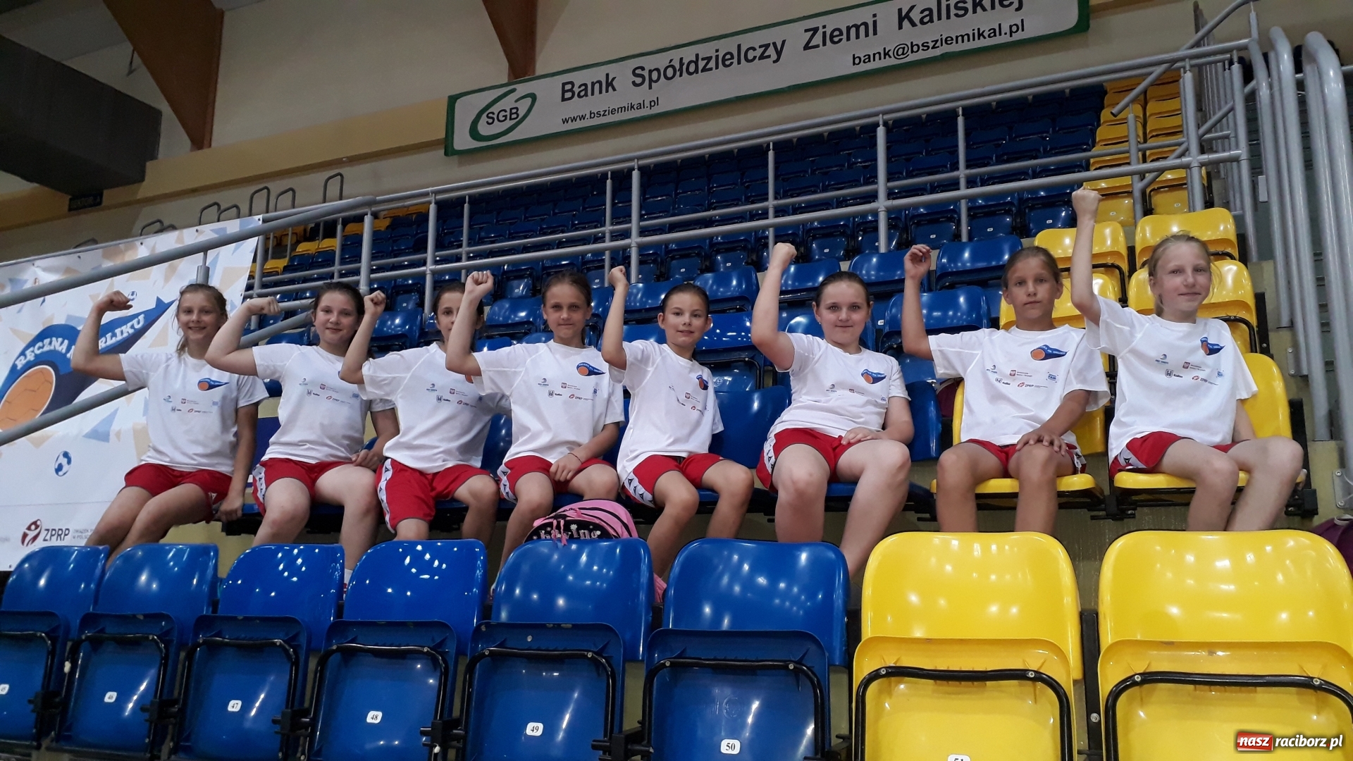 Zdjęcie w galerii na portalu naszraciborz.pl: Ręczna na Orliku. Dziewczęta z Pietrowic wicemistrzyniami Polski  wiadomości z regionu