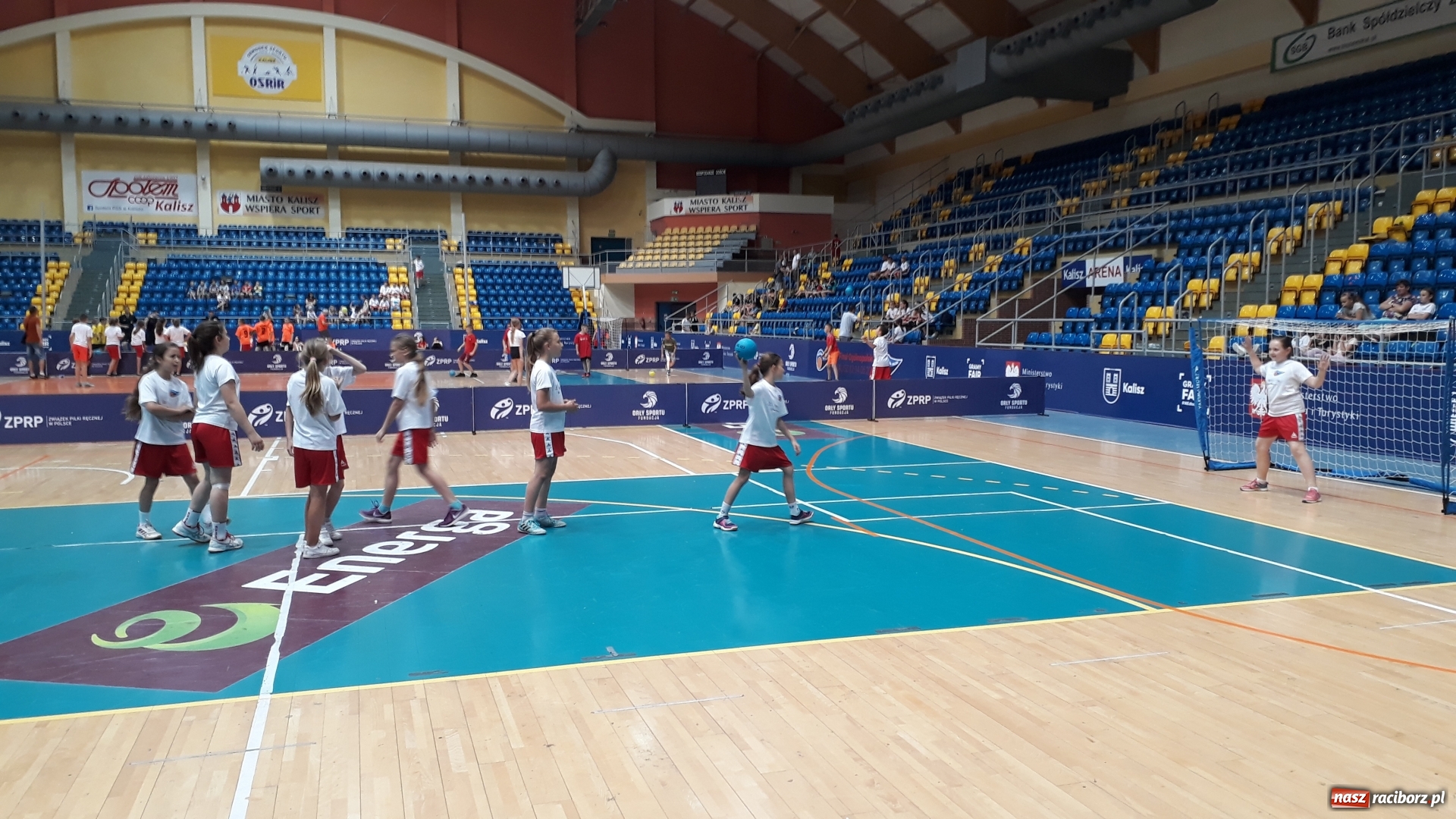 Zdjęcie w galerii na portalu naszraciborz.pl: Ręczna na Orliku. Dziewczęta z Pietrowic wicemistrzyniami Polski  wiadomości z regionu