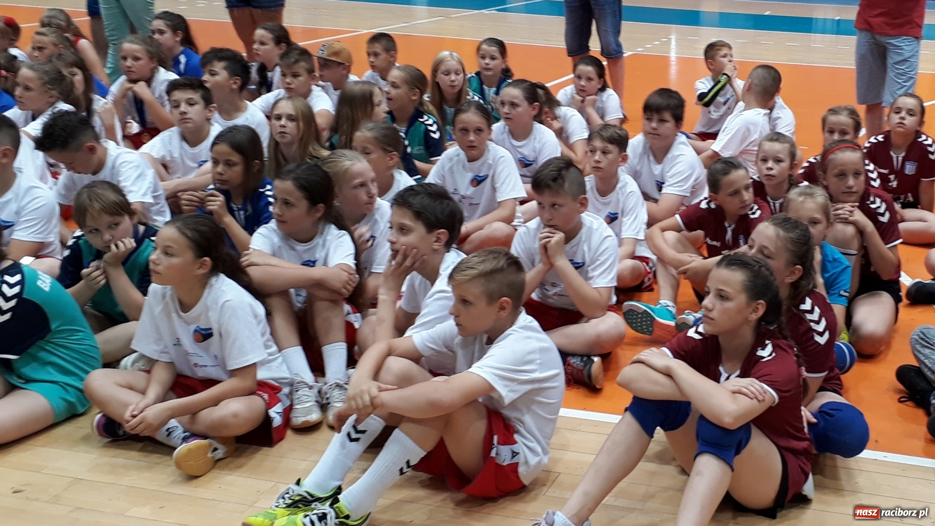 Zdjęcie w galerii na portalu naszraciborz.pl: Ręczna na Orliku. Dziewczęta z Pietrowic wicemistrzyniami Polski  wiadomości z regionu