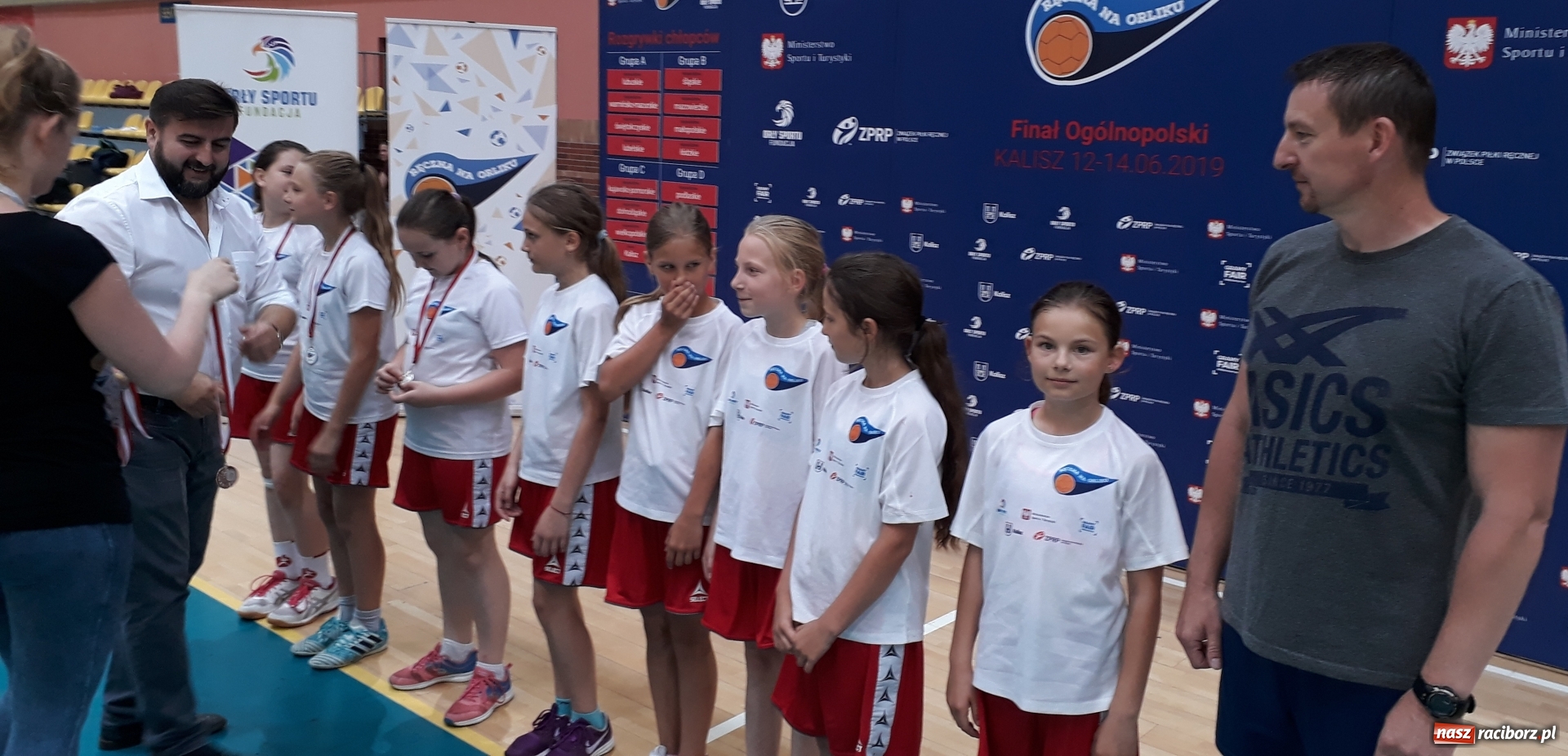 Zdjęcie w galerii na portalu naszraciborz.pl: Ręczna na Orliku. Dziewczęta z Pietrowic wicemistrzyniami Polski  wiadomości z regionu