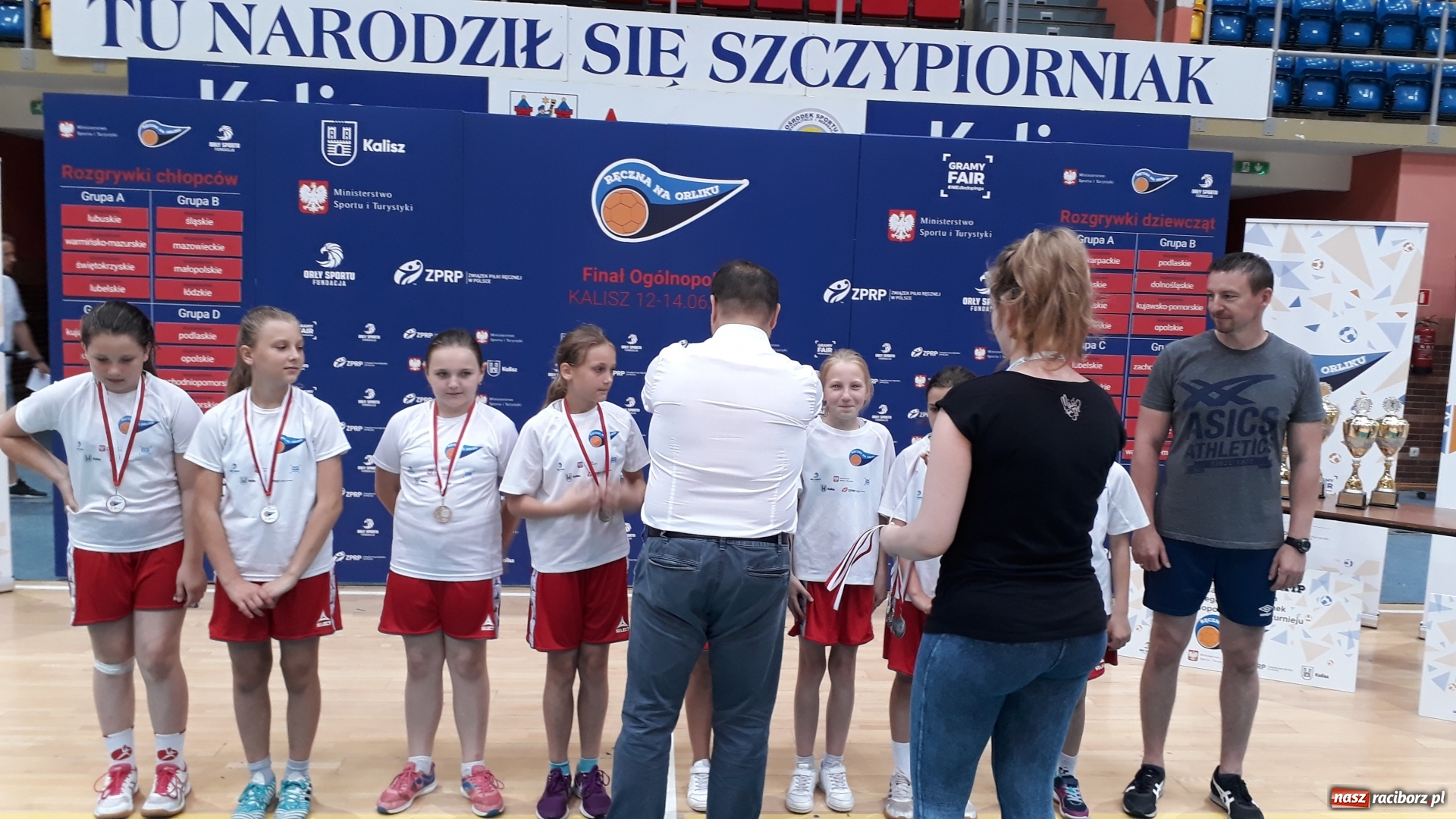 Zdjęcie w galerii na portalu naszraciborz.pl: Ręczna na Orliku. Dziewczęta z Pietrowic wicemistrzyniami Polski  wiadomości z regionu