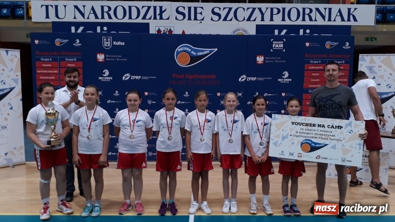 Zdjęcie w galerii na portalu naszraciborz.pl: Ręczna na Orliku. Dziewczęta z Pietrowic wicemistrzyniami Polski  wiadomości z regionu