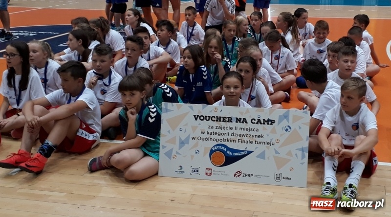 Zdjęcie w galerii na portalu naszraciborz.pl: Ręczna na Orliku. Dziewczęta z Pietrowic wicemistrzyniami Polski  wiadomości z regionu