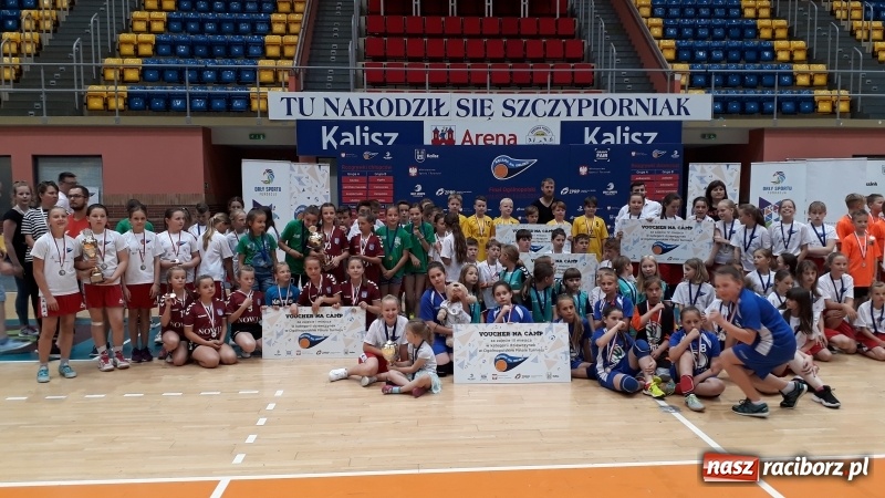 Zdjęcie w galerii na portalu naszraciborz.pl: Ręczna na Orliku. Dziewczęta z Pietrowic wicemistrzyniami Polski  wiadomości z regionu