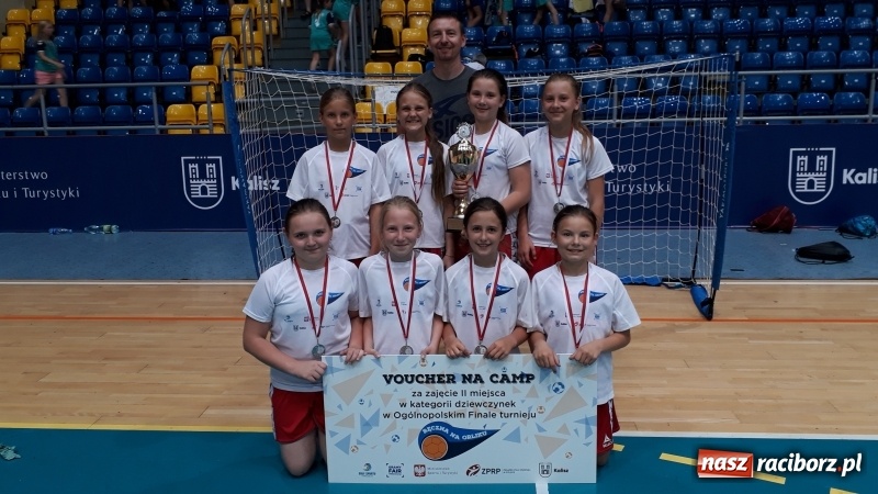 Zdjęcie w galerii na portalu naszraciborz.pl: Ręczna na Orliku. Dziewczęta z Pietrowic wicemistrzyniami Polski  wiadomości z regionu