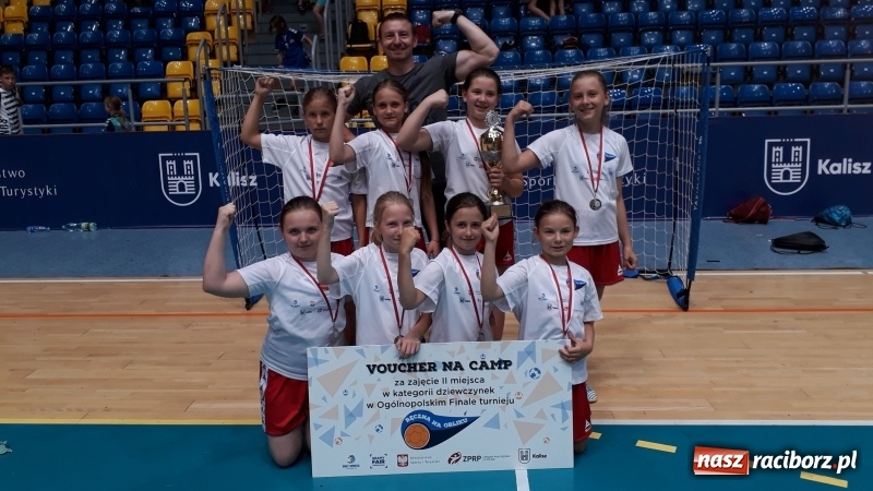 Zdjęcie w galerii na portalu naszraciborz.pl: Ręczna na Orliku. Dziewczęta z Pietrowic wicemistrzyniami Polski  wiadomości z regionu