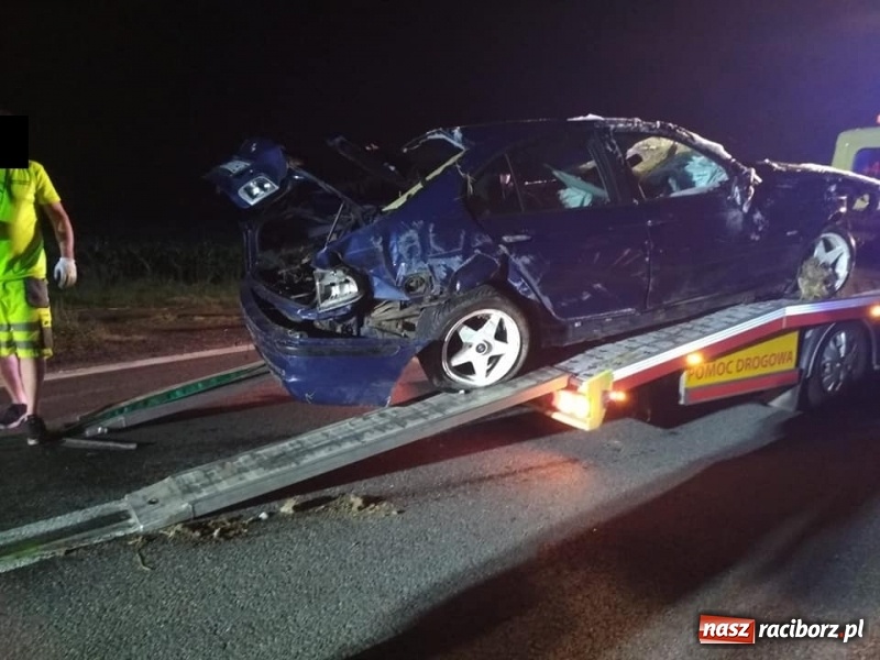 Zdjęcie w galerii na portalu naszraciborz.pl: BMW dachowało w Roszkowie. Jaskółka uwięziona w Kuźni Raciborskiej  wiadomości z regionu