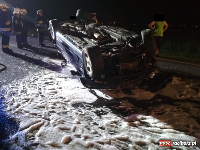 Zdjęcie w galerii na portalu naszraciborz.pl: BMW dachowało w Roszkowie. Jaskółka uwięziona w Kuźni Raciborskiej  wiadomości z regionu