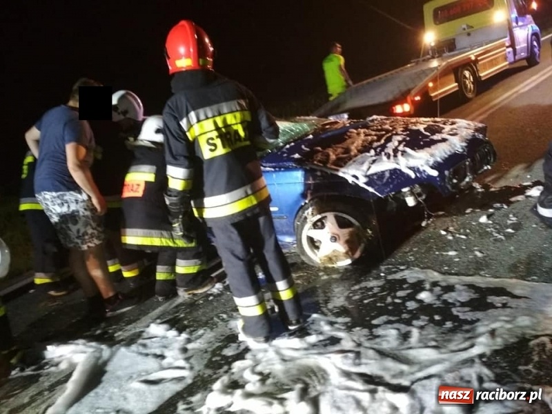 Zdjęcie w galerii na portalu naszraciborz.pl: BMW dachowało w Roszkowie. Jaskółka uwięziona w Kuźni Raciborskiej  wiadomości z regionu