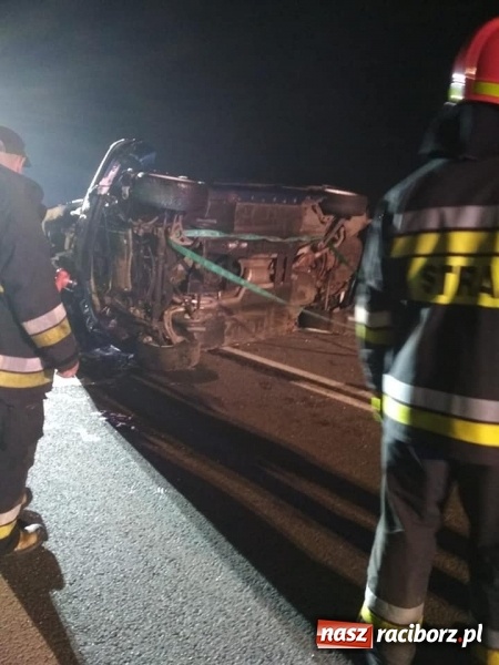 Zdjęcie w galerii na portalu naszraciborz.pl: BMW dachowało w Roszkowie. Jaskółka uwięziona w Kuźni Raciborskiej  wiadomości z regionu