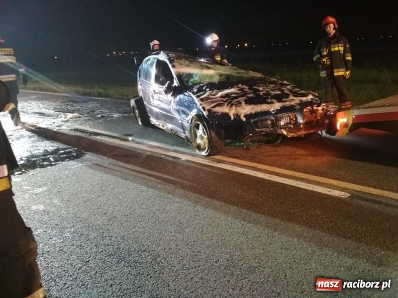 Zdjęcie w galerii na portalu naszraciborz.pl: BMW dachowało w Roszkowie. Jaskółka uwięziona w Kuźni Raciborskiej  wiadomości z regionu