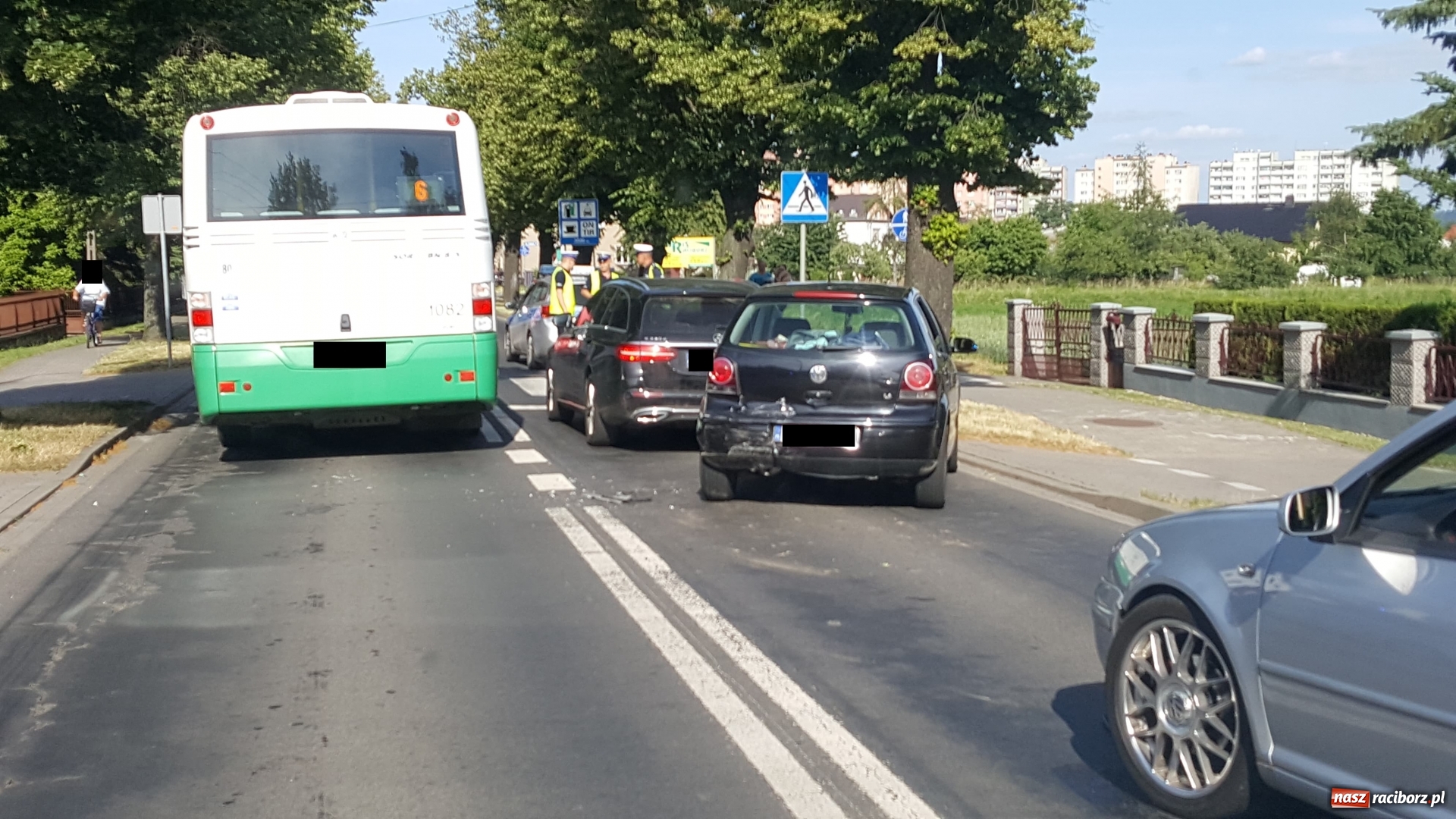 Zdjęcie w galerii na portalu naszraciborz.pl: Zderzenie trzech samochodów na Opawskiej. Plama oleju na Drewnianej wiadomości z regionu