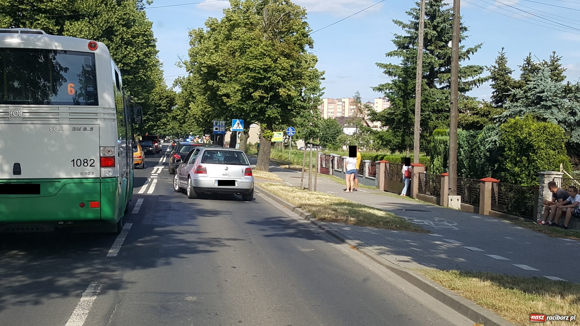 Zdjęcie w galerii na portalu naszraciborz.pl: Zderzenie trzech samochodów na Opawskiej. Plama oleju na Drewnianej wiadomości z regionu