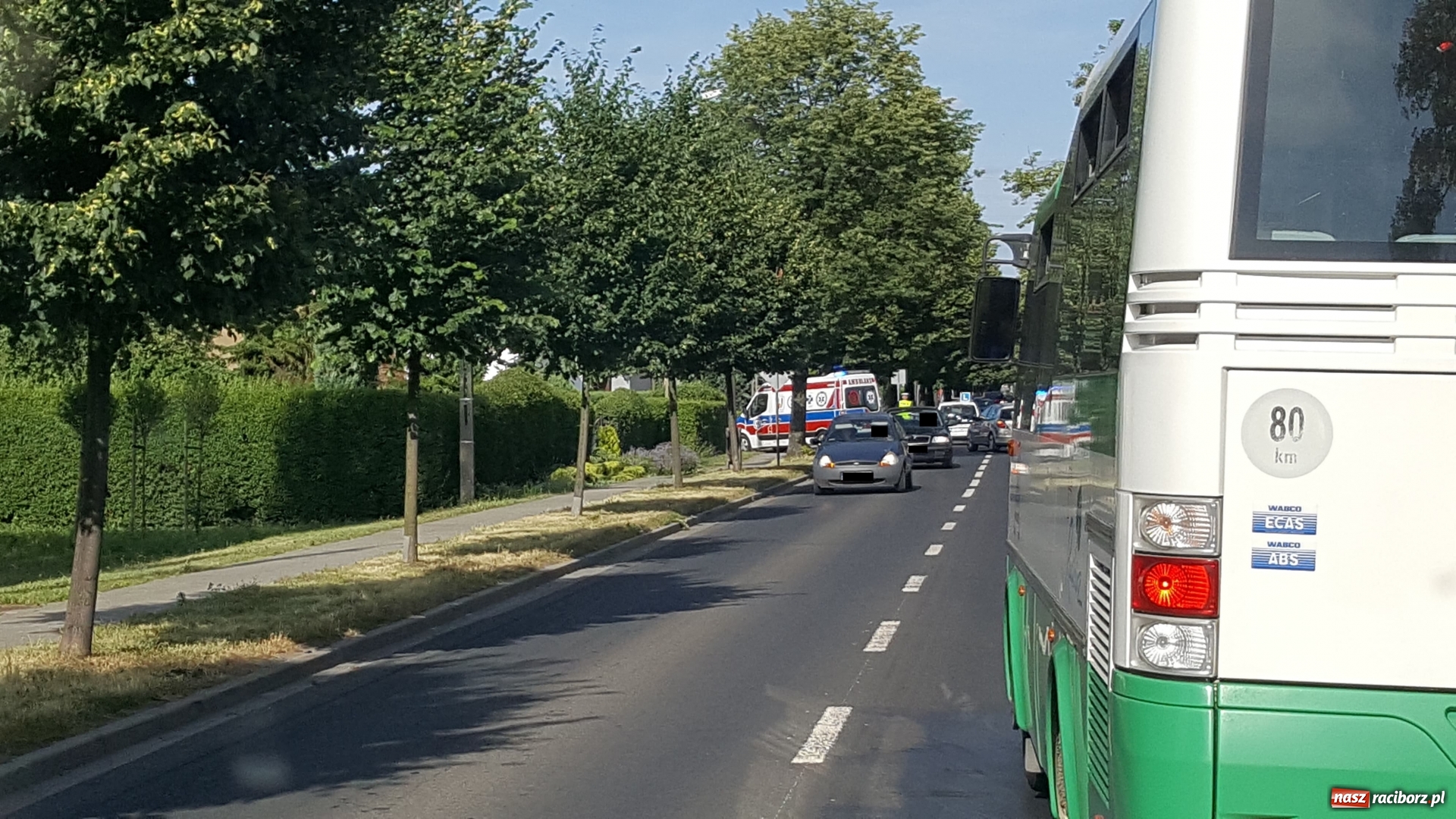 Zdjęcie w galerii na portalu naszraciborz.pl: Zderzenie trzech samochodów na Opawskiej. Plama oleju na Drewnianej wiadomości z regionu