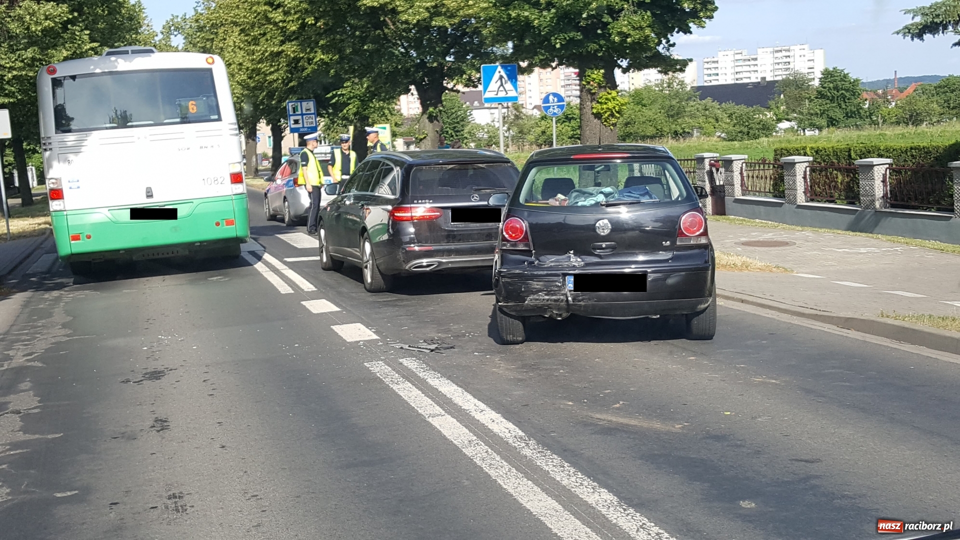 Zdjęcie w galerii na portalu naszraciborz.pl: Zderzenie trzech samochodów na Opawskiej. Plama oleju na Drewnianej wiadomości z regionu
