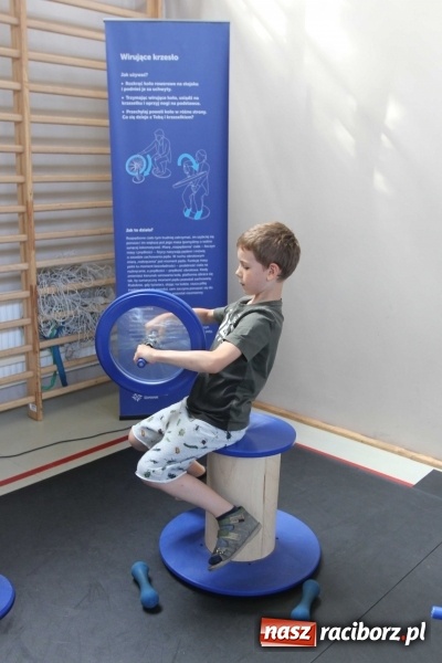 Zdjęcie w galerii na portalu naszraciborz.pl: Naukobus z Kopernika w Szkole na Ostrogu wiadomości z regionu