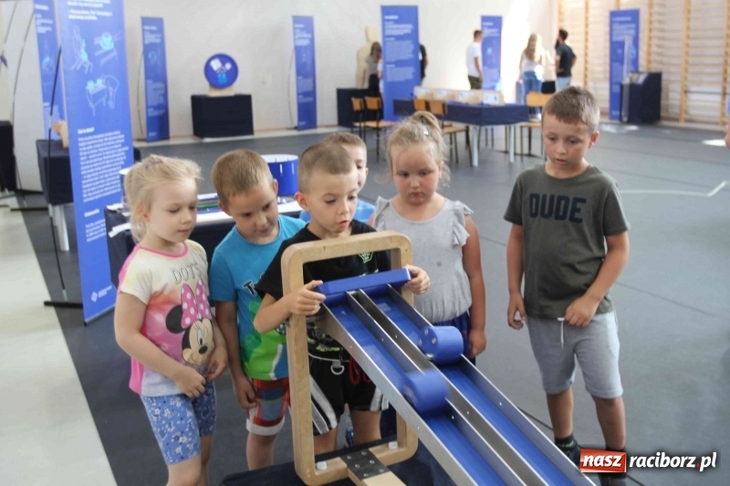 Zdjęcie w galerii na portalu naszraciborz.pl: Naukobus z Kopernika w Szkole na Ostrogu wiadomości z regionu