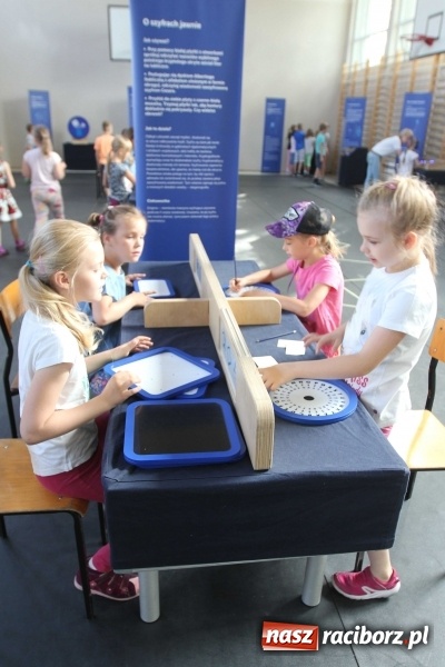 Zdjęcie w galerii na portalu naszraciborz.pl: Naukobus z Kopernika w Szkole na Ostrogu wiadomości z regionu