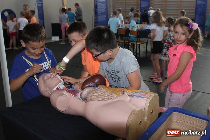 Zdjęcie w galerii na portalu naszraciborz.pl: Naukobus z Kopernika w Szkole na Ostrogu wiadomości z regionu