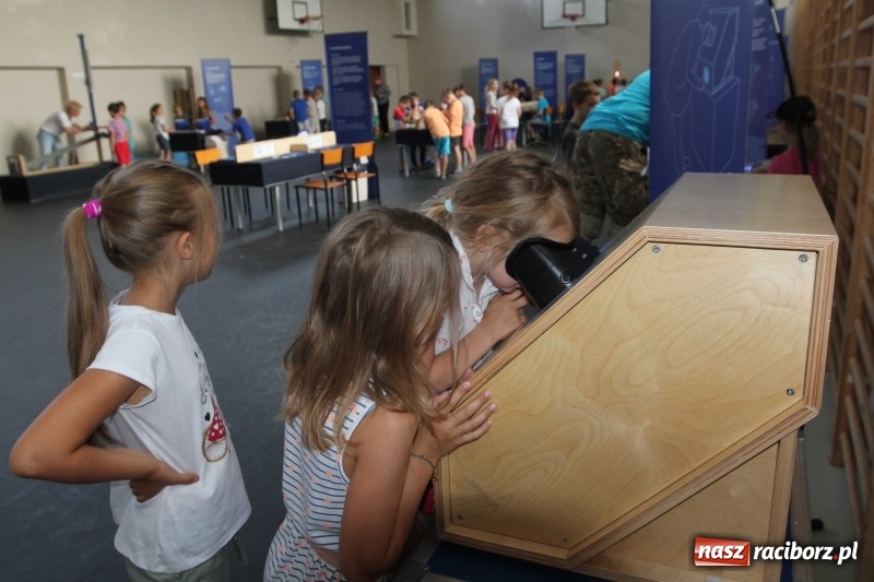 Zdjęcie w galerii na portalu naszraciborz.pl: Naukobus z Kopernika w Szkole na Ostrogu wiadomości z regionu