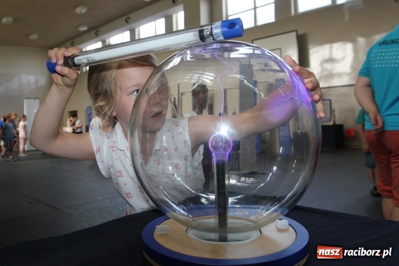Zdjęcie w galerii na portalu naszraciborz.pl: Naukobus z Kopernika w Szkole na Ostrogu wiadomości z regionu