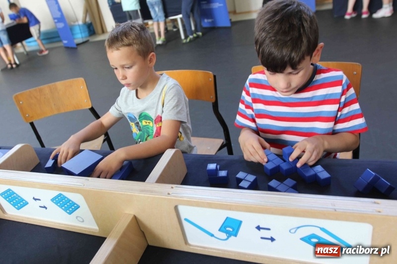 Zdjęcie w galerii na portalu naszraciborz.pl: Naukobus z Kopernika w Szkole na Ostrogu wiadomości z regionu