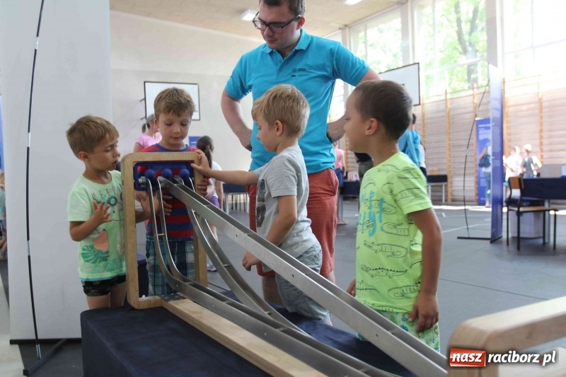 Zdjęcie w galerii na portalu naszraciborz.pl: Naukobus z Kopernika w Szkole na Ostrogu wiadomości z regionu