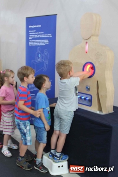 Zdjęcie w galerii na portalu naszraciborz.pl: Naukobus z Kopernika w Szkole na Ostrogu wiadomości z regionu