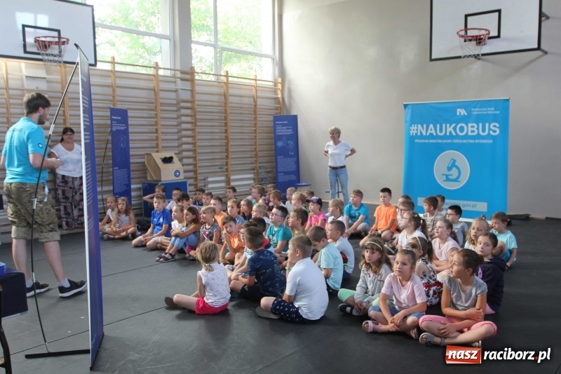 Zdjęcie w galerii na portalu naszraciborz.pl: Naukobus z Kopernika w Szkole na Ostrogu wiadomości z regionu