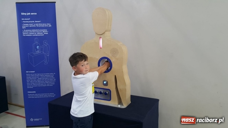 Zdjęcie w galerii na portalu naszraciborz.pl: Naukobus z Kopernika w Szkole na Ostrogu wiadomości z regionu