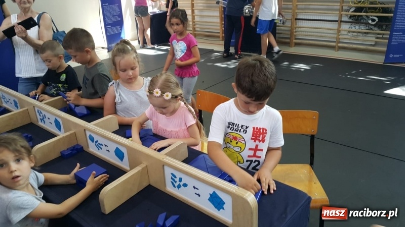 Zdjęcie w galerii na portalu naszraciborz.pl: Naukobus z Kopernika w Szkole na Ostrogu wiadomości z regionu