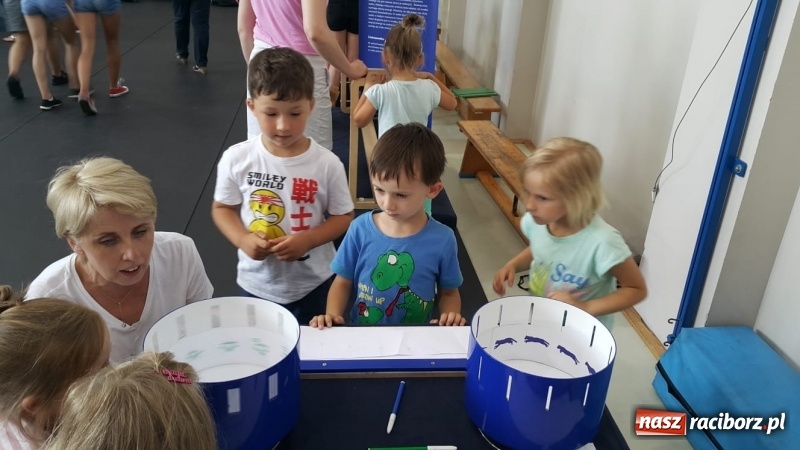 Zdjęcie w galerii na portalu naszraciborz.pl: Naukobus z Kopernika w Szkole na Ostrogu wiadomości z regionu