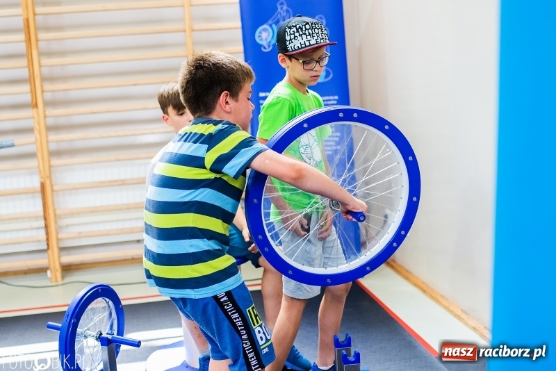 Zdjęcie w galerii na portalu naszraciborz.pl: Naukobus z Kopernika w Szkole na Ostrogu wiadomości z regionu