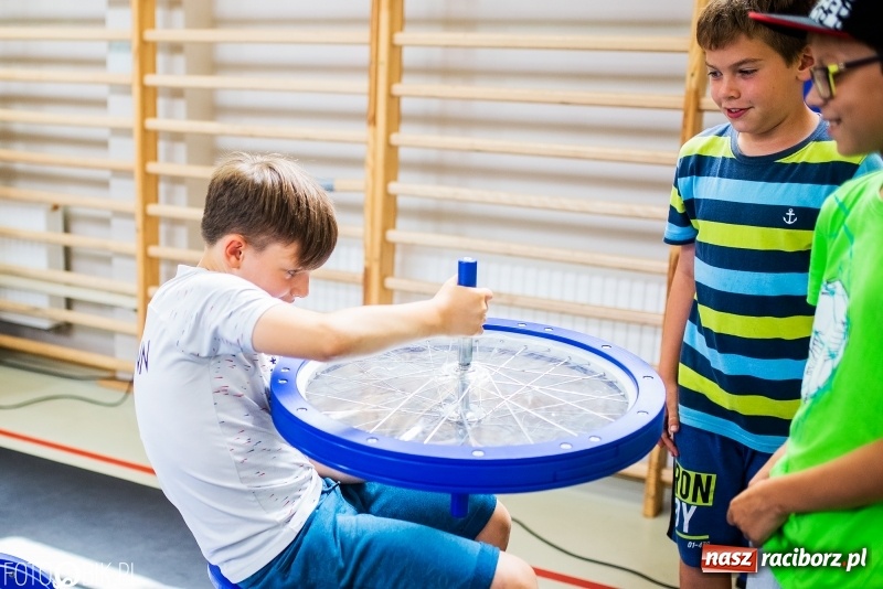 Zdjęcie w galerii na portalu naszraciborz.pl: Naukobus z Kopernika w Szkole na Ostrogu wiadomości z regionu