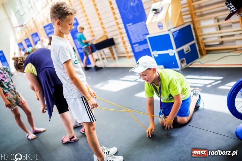 Zdjęcie w galerii na portalu naszraciborz.pl: Naukobus z Kopernika w Szkole na Ostrogu wiadomości z regionu