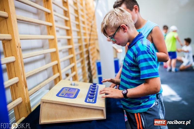 Zdjęcie w galerii na portalu naszraciborz.pl: Naukobus z Kopernika w Szkole na Ostrogu wiadomości z regionu