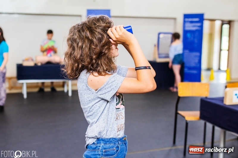 Zdjęcie w galerii na portalu naszraciborz.pl: Naukobus z Kopernika w Szkole na Ostrogu wiadomości z regionu