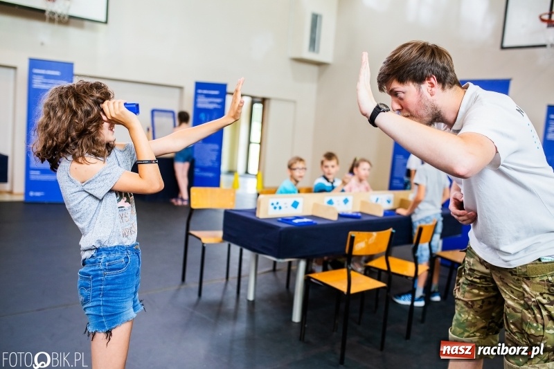 Zdjęcie w galerii na portalu naszraciborz.pl: Naukobus z Kopernika w Szkole na Ostrogu wiadomości z regionu