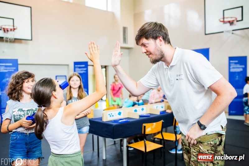 Zdjęcie w galerii na portalu naszraciborz.pl: Naukobus z Kopernika w Szkole na Ostrogu wiadomości z regionu