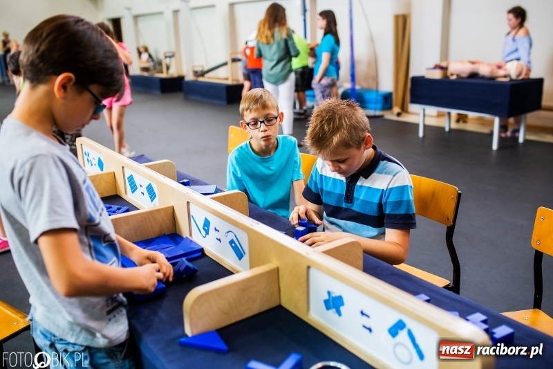 Zdjęcie w galerii na portalu naszraciborz.pl: Naukobus z Kopernika w Szkole na Ostrogu wiadomości z regionu