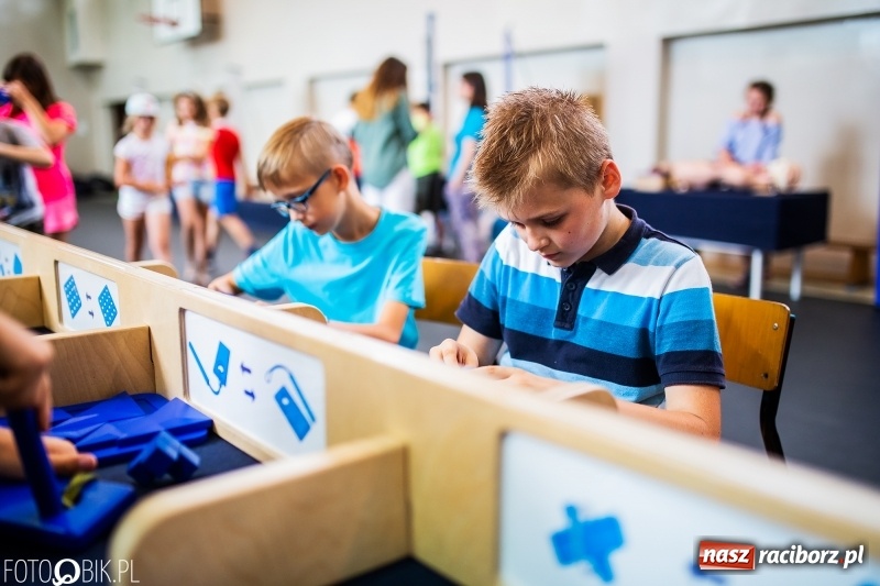 Zdjęcie w galerii na portalu naszraciborz.pl: Naukobus z Kopernika w Szkole na Ostrogu wiadomości z regionu