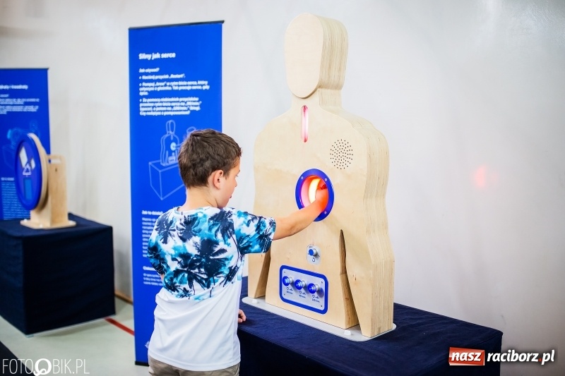 Zdjęcie w galerii na portalu naszraciborz.pl: Naukobus z Kopernika w Szkole na Ostrogu wiadomości z regionu