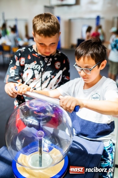 Zdjęcie w galerii na portalu naszraciborz.pl: Naukobus z Kopernika w Szkole na Ostrogu wiadomości z regionu