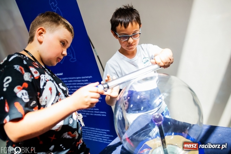 Zdjęcie w galerii na portalu naszraciborz.pl: Naukobus z Kopernika w Szkole na Ostrogu wiadomości z regionu