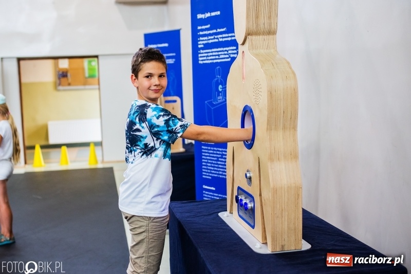 Zdjęcie w galerii na portalu naszraciborz.pl: Naukobus z Kopernika w Szkole na Ostrogu wiadomości z regionu