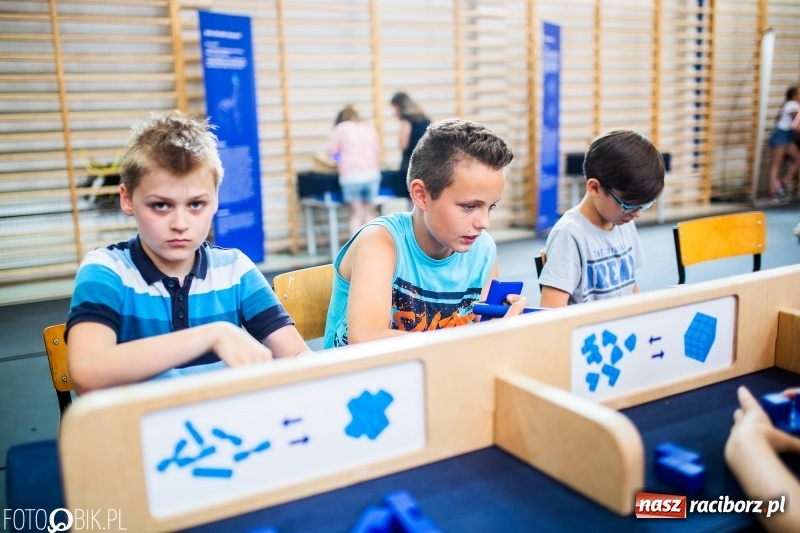 Zdjęcie w galerii na portalu naszraciborz.pl: Naukobus z Kopernika w Szkole na Ostrogu wiadomości z regionu