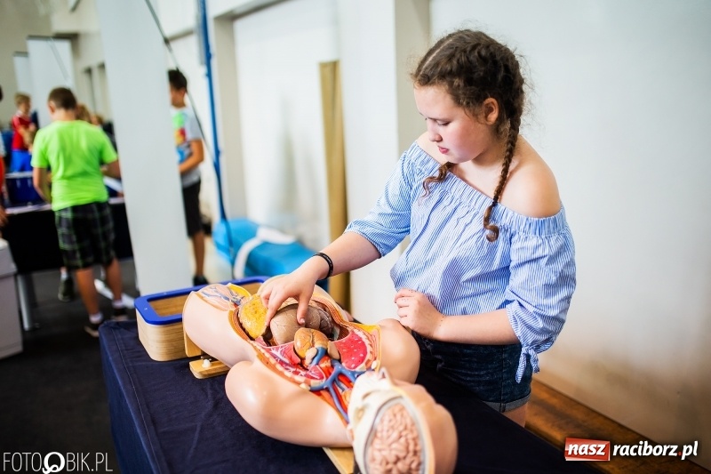 Zdjęcie w galerii na portalu naszraciborz.pl: Naukobus z Kopernika w Szkole na Ostrogu wiadomości z regionu